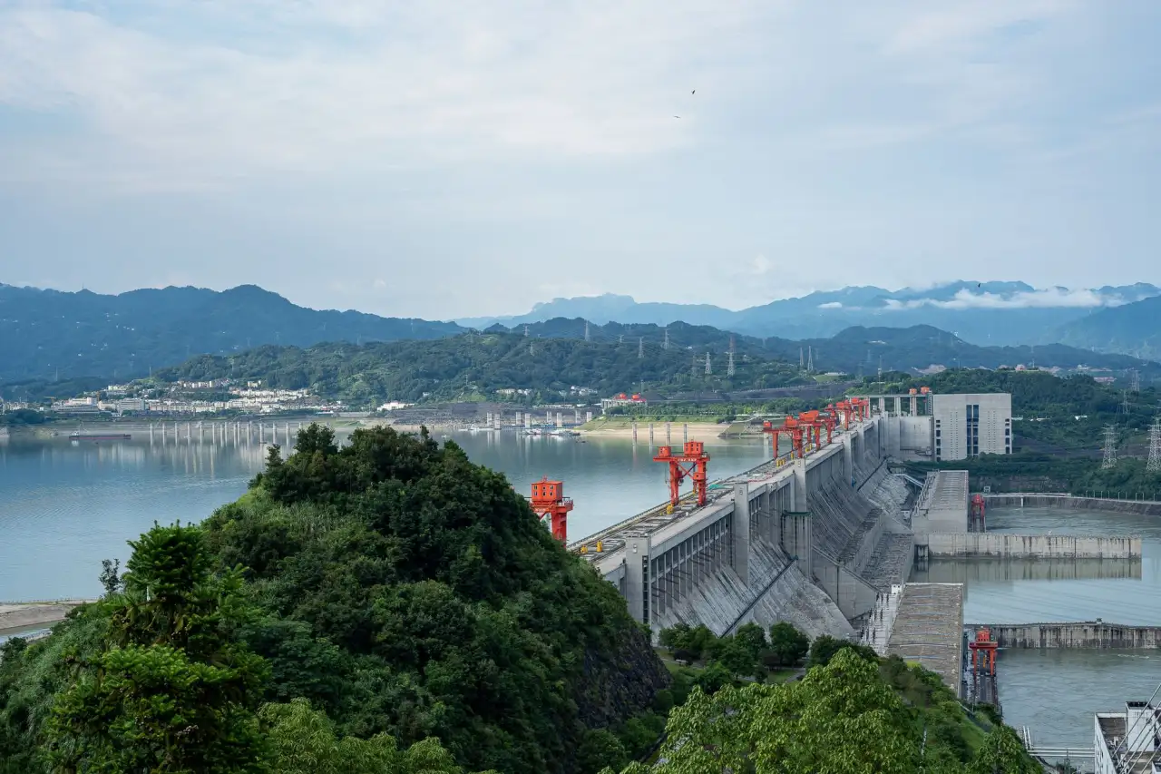 光纤终端盒选型对比：壁挂式与机架式方案优劣解析